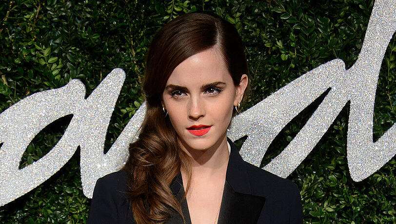 Emma Watson posiert auf dem roten Teppich der British Fashion Awards Emma Watson posiert auf dem roten Teppich der British Fashion Awards