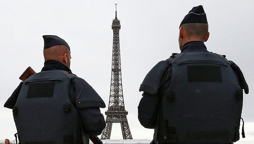 Die Sicherheitsvorkehrungen bei der EM in Frankreich werden hoch sein. Ein BKA-Bericht bringt jetzt neue Anschlagsziele ins Spiel. Die Sicherheitsvorkehrungen bei der EM in Frankreich werden hoch sein. Ein BKA-Bericht bringt jetzt neue Anschlagsziele ins Spiel.