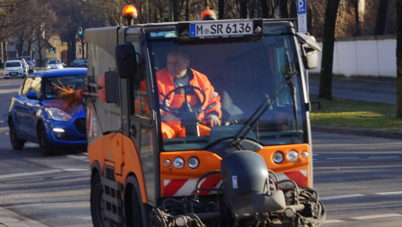 Eine Kehrmaschine im Einsatz am Neujahrsmorgen.