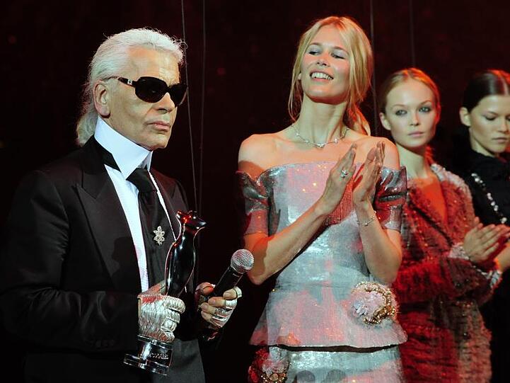 Karl Lagerfeld nach der Verleihung des "Elle Fashion Star" 2008, Claudia Schiffer applaudiert.