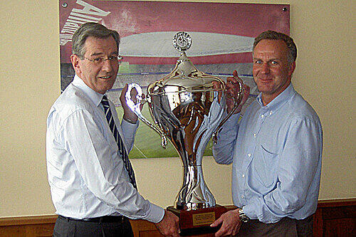 Karl Hopfner und Karl-Heinz Rummenigge mit dem "Ding".