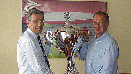 Karl Hopfner und Karl-Heinz Rummenigge mit dem "Ding". Karl Hopfner und Karl-Heinz Rummenigge mit dem "Ding".