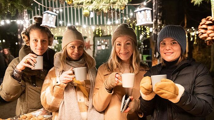 Die vier Freundinnen Tati (Xenia Tiling, links), Eve (Teresa Rizos), Mel (Genija Rykova) und Lou (Josephine Ehlert).