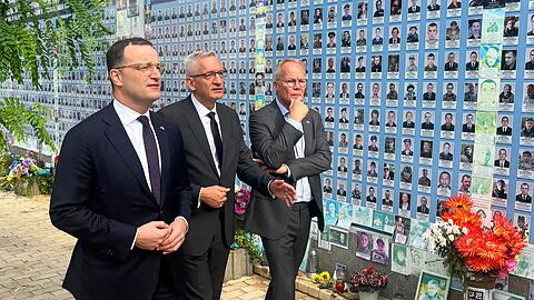 Zum Auftakt ihres Besuchs gedenken Spahn und Miersch der gefallenen Soldaten.