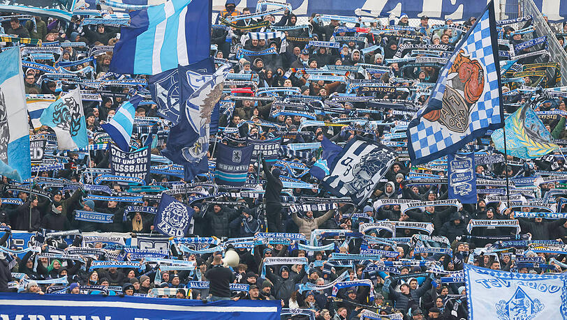 Fans des TSV 1860 M&uuml;nchen im Stadion.