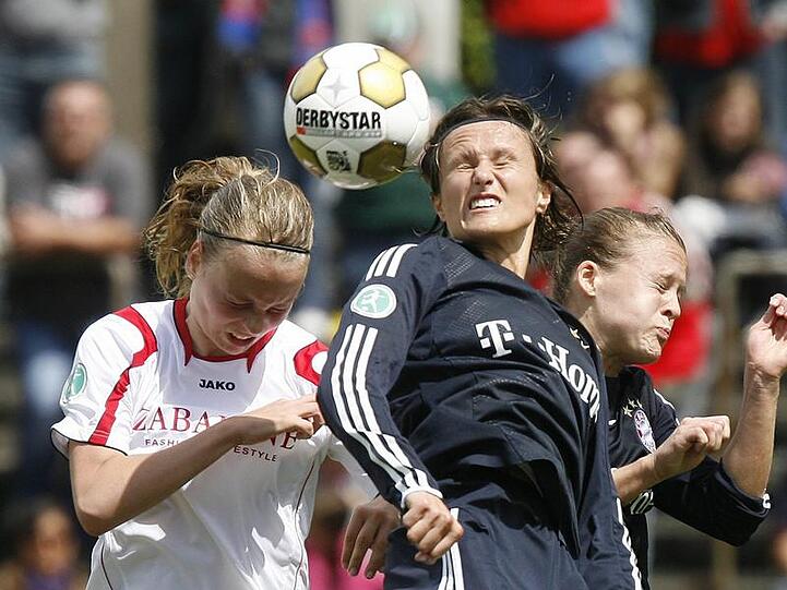 Voller Einsatz: Bayern-Star Nina Aigner im Zweikampf mit der Crailsheimerin Carolyn Nason. Bayern siegte 3:0, doch das reichte nicht für die Meisterschaft.