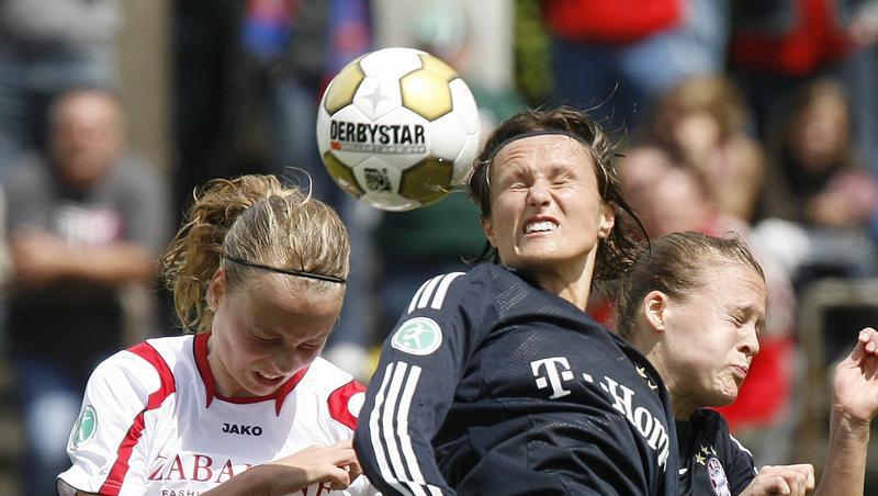 Voller Einsatz: Bayern-Star Nina Aigner im Zweikampf mit der Crailsheimerin Carolyn Nason. Bayern siegte 3:0, doch das reichte nicht für die Meisterschaft. Voller Einsatz: Bayern-Star Nina Aigner im Zweikampf mit der Crailsheimerin Carolyn Nason. Bayern siegte 3:0, doch das reichte nicht für die Meisterschaft.