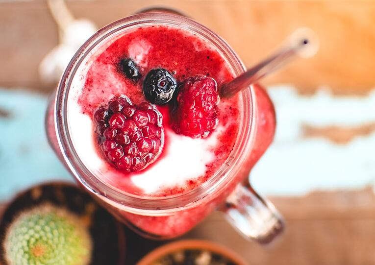 Kleine, gefrorene Obst-Portionen k&ouml;nnen l&auml;nger aufbewahrt werden und landen somit nicht unn&ouml;tigerweise im M&uuml;ll. Sp&auml;ter k&ouml;nnen eingefrorene Beeren oder anderes Obst ins warme Porridge ger&uuml;hrt, als Zusatz f&uuml;r s&uuml;&szlig;e und cremige Smoothies oder Joghurtdrinks verwendet werden. Aufgetaute Pflaumen, Pfirsiche oder auch Apfelst&uuml;cke schmecken lecker in Crumble, Kuchen oder Fr&uuml;chtebrot.