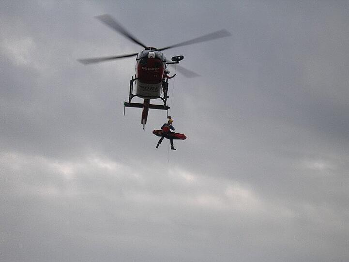 Mit einem Hubschrauber (Symbolfoto) wurde die Wanderin ins Tal gebracht.