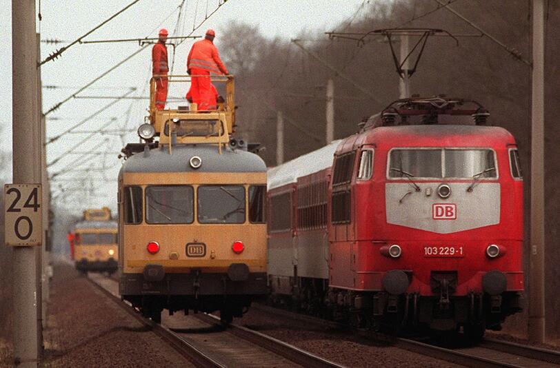 Mit einem Turmtriebwagen (l) will die Bahn die Störung beseiten. (Symbolbild).