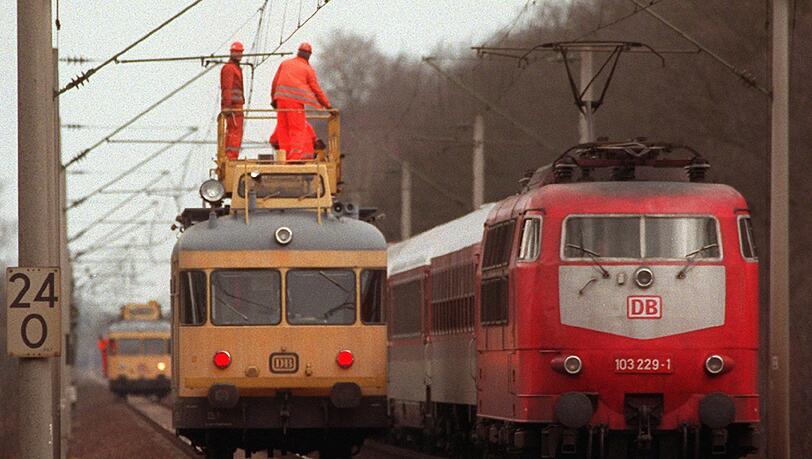 Mit einem Turmtriebwagen (l) will die Bahn die Störung beseiten. (Symbolbild).