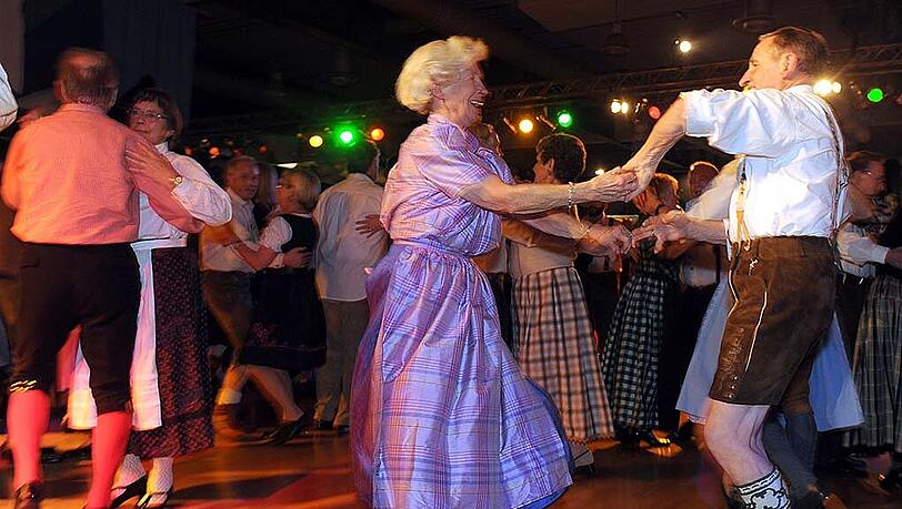 Wer lernen mag, wie bayerische Tänze funktionieren, kann sich’s heute beim „Münchner Tanzboden“ im Hofbräuhaus zeigen lassen. Wer lernen mag, wie bayerische Tänze funktionieren, kann sich’s heute beim „Münchner Tanzboden“ im Hofbräuhaus zeigen lassen.