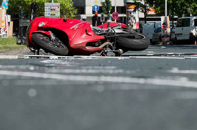 Motorrad-Unfall in Hannover. Mit den warmen Temperaturen kommt die Motorradsaison und mit dieser steigt die Anzahl der verunglückten Biker. Foto: Julian Stratenschulte/Archiv