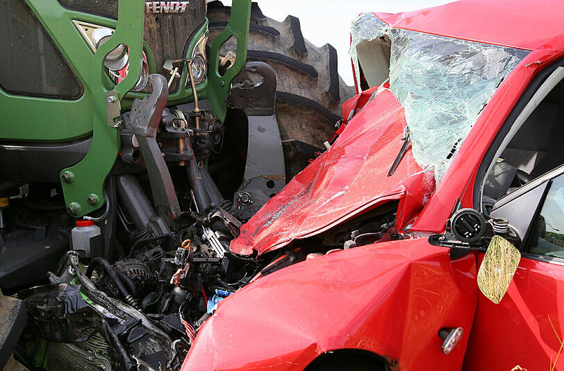 Beim Überholmanöver übersah der Fahrer den Traktor. Es kam zum Zusammenstoß. Die Bilder von der Unfallstelle.