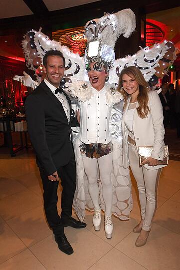 "Sturm der Liebe"-Star Florian Stadler (l) und die "Dahoam is Dahoam"-Schauspielerin Silke Popp (r) posieren mit Bob Achtzehnuhr.