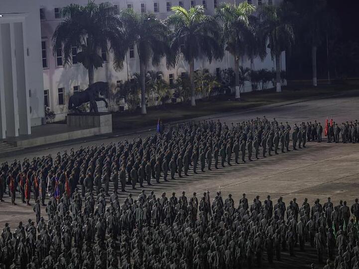 Dieses vom venezolanischen Präsidentenamt zur Verfügung gestellten Bild zeigt Soldaten in der Festung Tiuna. Der venezolanische Staatschef Maduro drohte den an der Rebellion Beteiligten mit harten Konsequenzen.