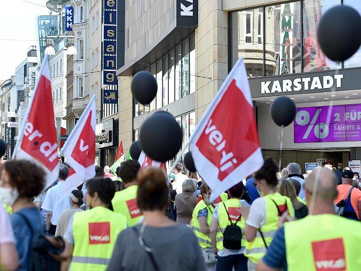 Betriebsräte von Galeria Karstadt Kaufhof und Karstadt Sports demonstrieren vor einer Filiale in Dortmund.