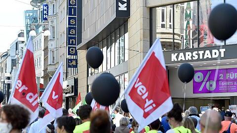 Betriebsräte von Galeria Karstadt Kaufhof und Karstadt Sports demonstrieren vor einer Filiale in Dortmund.