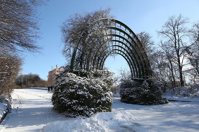 Die Skulptur "Raumbogen", die Ost- und Westteil des Parks verbindet.