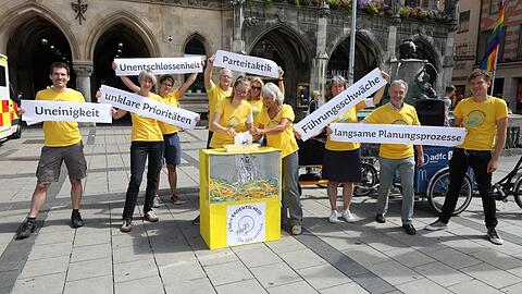 "Uneinigkeit" oder "Parteitaktik", all diese Gründe, die eine schnelle Umsetzung des Radentscheids verhindern, geben Radl-Aktivisten am Montag symbolisch in einen Riesen-Schredder vor dem Rathaus.