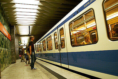 Die U-Bahnstation Petuelring - hier wurde die Schülerin von einem Unbekannten gegen eine einfahrende U 3 gestoßen.