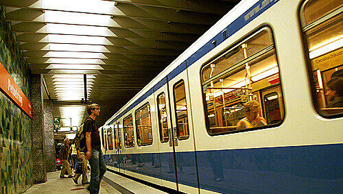 Die U-Bahnstation Petuelring - hier wurde die Schülerin von einem Unbekannten gegen eine einfahrende U 3 gestoßen. Die U-Bahnstation Petuelring - hier wurde die Schülerin von einem Unbekannten gegen eine einfahrende U 3 gestoßen.