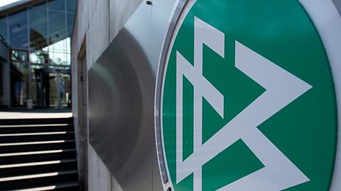 Das Logo des Deutschen Fußball-Bundes (DFB) an der DFB-Zentrale in Frankfurt am Main.