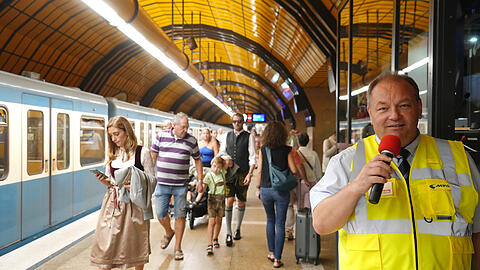 Norbert Grünleitner übernimmt zum 26. Mal die Aufgabe des U-Bahnsprechers während der Wiesn. Gleichzeitig hat er die Gesamtleitung für die oktoberfestrelevanten Bahnhöfe inne. Die Sprüche überlegt er sich spontan. Damit verhindert er Gedränge und sorgt gleichzeitig für viele Schmunzler bei den Fahrgästen, wie zum Beispiel: "Eine U-Bahn ist kein Adventskalender, alle Türen gehen gleichzeitig auf."