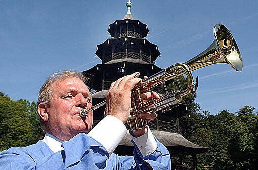 Leidenschaftlicher Musiker: Hermann Haberl bläst auf seiner Trompete am Chinesischen
Turm.