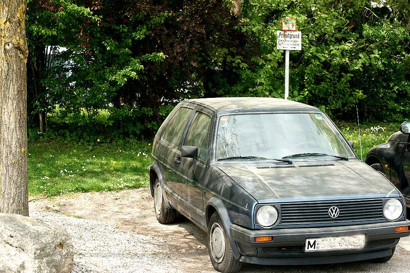 Gelber Staub bedeckt diesen Golf: Derzeit fliegen die Pollen in München