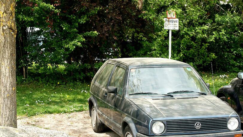 Gelber Staub bedeckt diesen Golf: Derzeit fliegen die Pollen in München