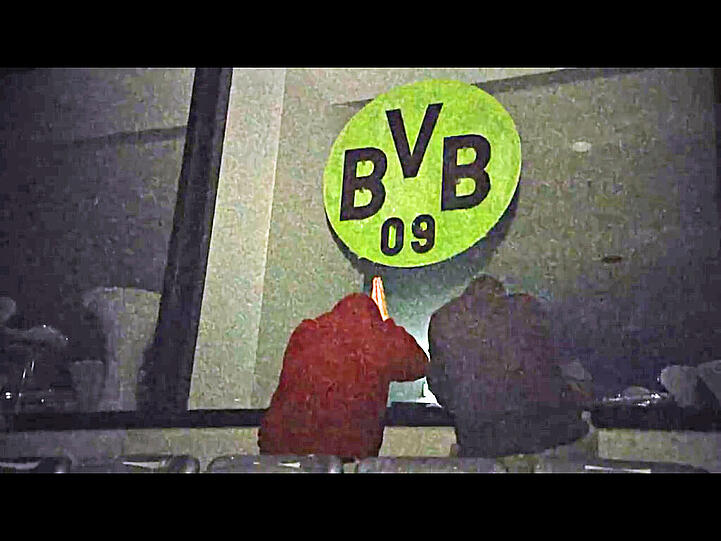 Fiese Attacke mitten ins Herz des FC Bayern: Vermummte dringen in die Allianz Arena ein und sprühen mit Spezial-Kreide das Logo des BVB an das Fenster einer VIP-Loge.