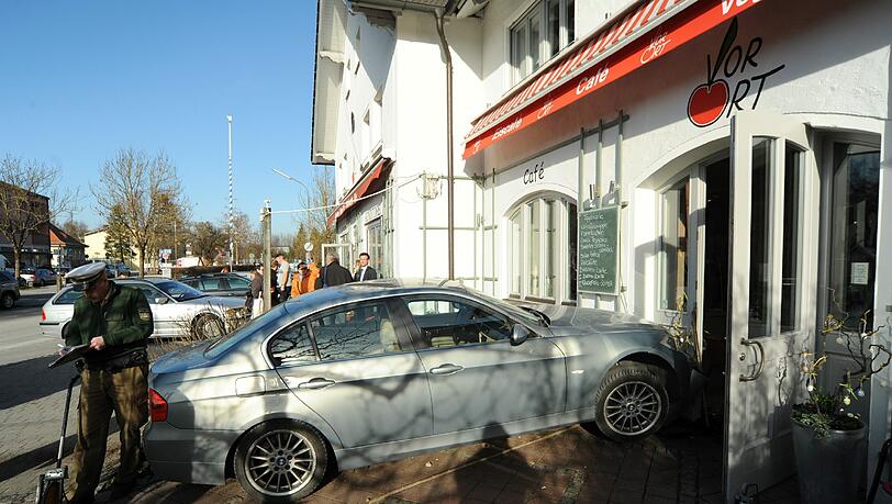 Gegen die Hausmauer: Eine Frau verwechselt beim Einparken Gas- und Bremspedal und kracht gegen die Wand eines Cafés in Neueried. Die Bilder.