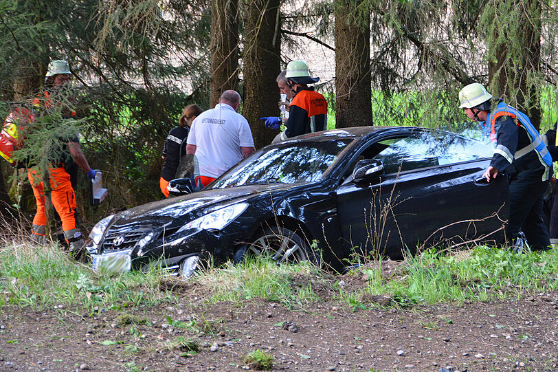 Crash mit einem Sportwagen: Weil der Hyundai-Fahrer mit überhöhter Geschwindigkeit über die Landstraße raste, kam er hinter einer Kuppe ins Schleudern.