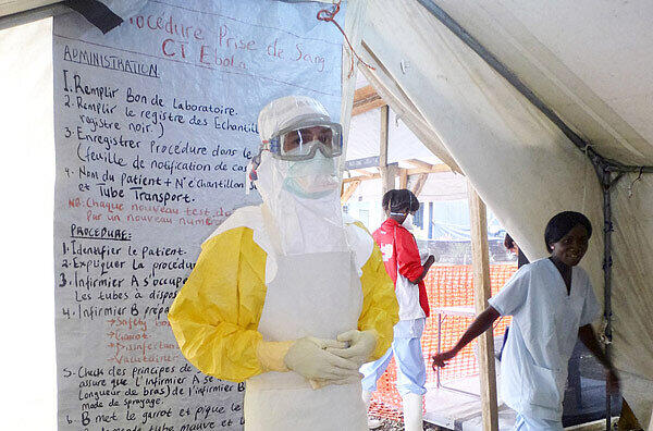 Internist und Notarzt Maximilian Gertler ist auf einem undatierten Handout in einem Schutzanzug in einem Versorgungszentrum von Ärzte ohne Grenzen im westafrikanischen Guinea zu sehen. Gertler kümmert sich um die Behandlung des Ebola-Virus in Westafrika.