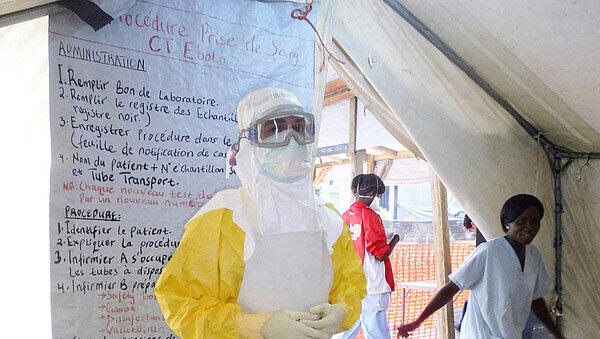 Internist und Notarzt Maximilian Gertler ist auf einem undatierten Handout in einem Schutzanzug in einem Versorgungszentrum von Ärzte ohne Grenzen im westafrikanischen Guinea zu sehen. Gertler kümmert sich um die Behandlung des Ebola-Virus in Westafrika. Internist und Notarzt Maximilian Gertler ist auf einem undatierten Handout in einem Schutzanzug in einem Versorgungszentrum von Ärzte ohne Grenzen im westafrikanischen Guinea zu sehen. Gertler kümmert sich um die Behandlung des Ebola-Virus in Westafrika.