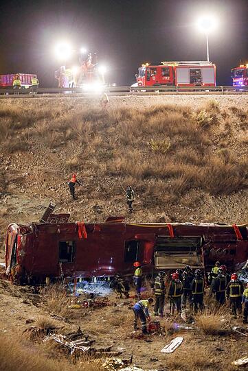 Schwerer Bus-Unfall in Spanien mit 14 Toten: Die Bilder.