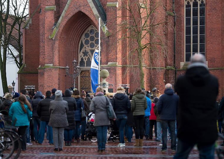 Die Menschen in Haltern trauern um die 16 Schüler und zwei Lehrer, die bei dem Germanwings-Absturz ums Leben gekommen sind