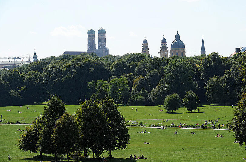 Ein 16-jähriger Schüler wurde im Englischen Garten am Eisbach von einem anderen Jugendlichen ausgeraubt. Dieser war mit einer Gruppe von fünf bis sieben weiteren Personen unterwegs, weswegen sich das Unfallopfer nicht traute, Widerstand zu leisten. (Archivbild)