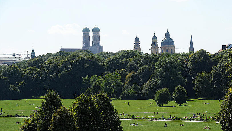 Ein 16-jähriger Schüler wurde im Englischen Garten am Eisbach von einem anderen Jugendlichen ausgeraubt. Dieser war mit einer Gruppe von fünf bis sieben weiteren Personen unterwegs, weswegen sich das Unfallopfer nicht traute, Widerstand zu leisten. (Archivbild) Ein 16-jähriger Schüler wurde im Englischen Garten am Eisbach von einem anderen Jugendlichen ausgeraubt. Dieser war mit einer Gruppe von fünf bis sieben weiteren Personen unterwegs, weswegen sich das Unfallopfer nicht traute, Widerstand zu leisten. (Archivbild)