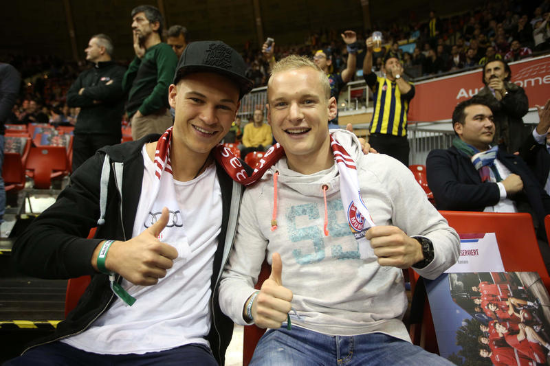 Die Bayern-Stars waren zeugen der Heimniederlage der Basketballkollegen.