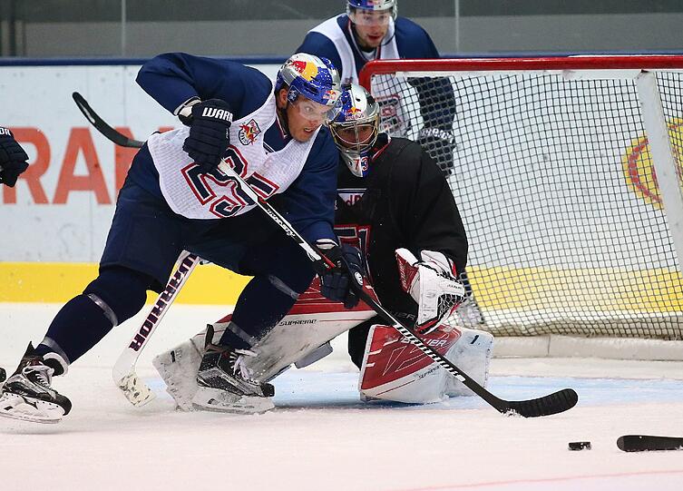 Erstes Eistraining beim EHC Red Bull München: Goalie David Leggio und Neuzugang Derek Joslin (l.).