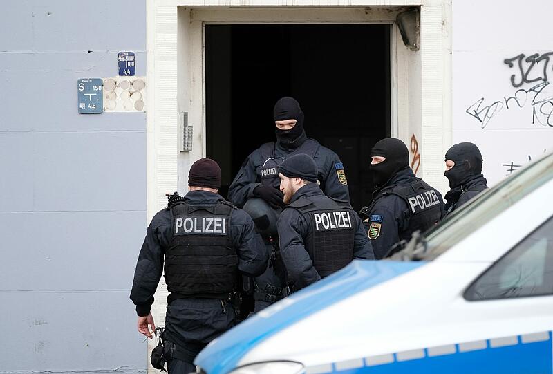 Die Polizei durchsuchte in Leipzig mehrere Gebäude. Wie der Sprecher des federführenden Landeskriminalamtes sagte, ging es unter anderem um Verstöße gegen das Waffengesetz sowie Steuerhinterziehung.