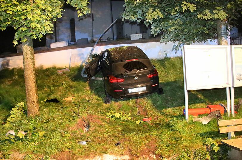 Der 25-Jährige war zunächst in seinem Fahrzeug eingeklemmt und kam dann mit schweren Verletzungen ins Krankenhaus Erding.
