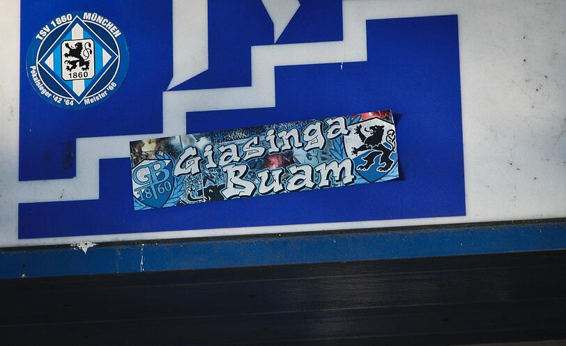 Dass die letzten Titel des Vereins schon eine Weile her sind (wie der Sticker links oben zeigt), stört die "Giasinga Buam" nicht.