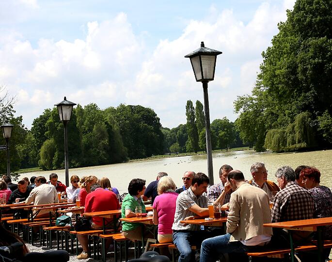 ... und auch im Englischen Garten im Biergarten am Seehaus war viel los.