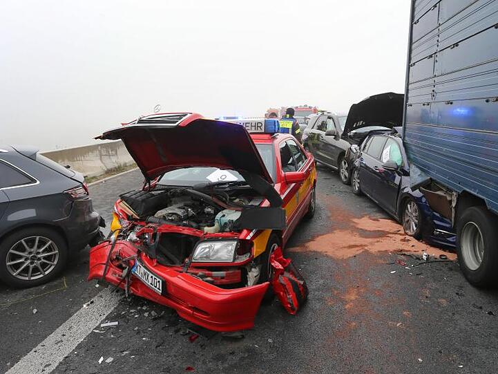 Nebel und Blitzeis führten wohl zu dem Massencrash auf der A7 in Mittelfranken.