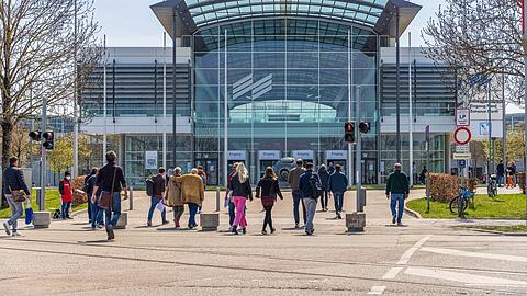 Im Münchner Impfzentrum Riem werden täglich 4.000 Impfungen durchgeführt, es wären sogar 7.000 möglich.