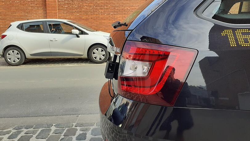 Es ist nur ein kleiner schwarzer Kasten, doch er könnte die Parkplatzsuche in Zukunft einfacher machen. Die Scanner erkennen freie Plätze.