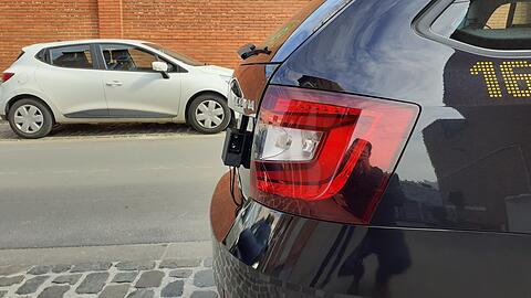 Es ist nur ein kleiner schwarzer Kasten, doch er könnte die Parkplatzsuche in Zukunft einfacher machen. Die Scanner erkennen freie Plätze.